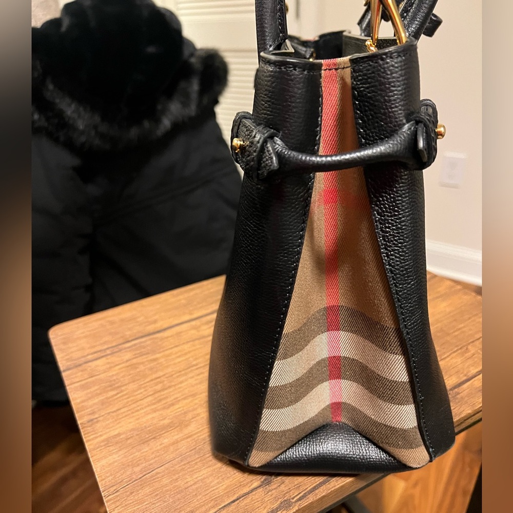 Burberry Medium Banner House Check
Derby Leather Black